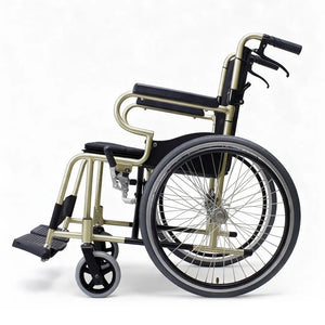 Vista lateral dela silla de ruedas KM-2500 con reposabrazos ergonómicos que aportan comodidad y facilitan el manejo dortomedical