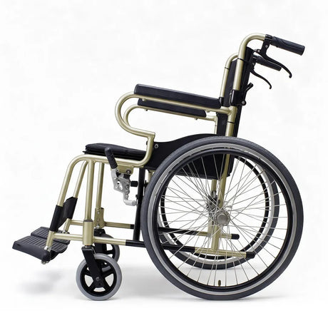 Vista lateral dela silla de ruedas KM-2500 con reposabrazos ergonómicos que aportan comodidad y facilitan el manejo dortomedical