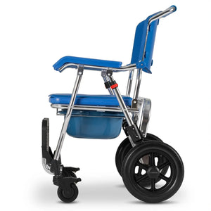 Silla de baño con reposapiés plegados para facilitar el acceso y la transferencia lateral del usuario dortomedical