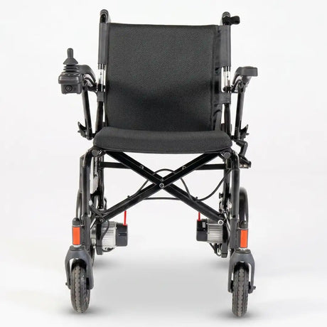 Vista frontal de la silla eléctrica disponible en tres anchos de asiento para un ajuste personalizado; incluye reposapiés abatibles para facilitar el acceso dortomedical