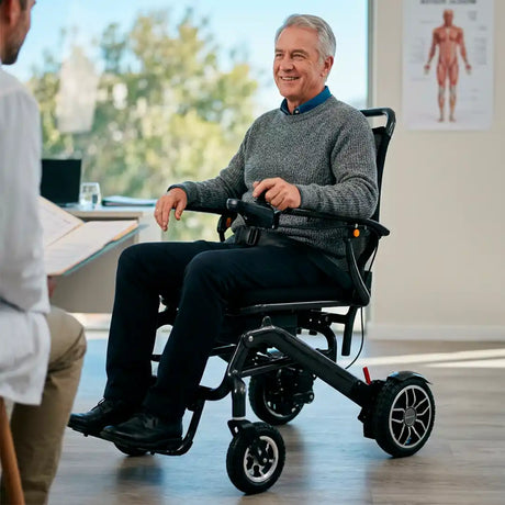 Silla eléctrica cómoda con reposabrazos abatibles para transferencias laterales más fáciles y mayor independencia dortomedical