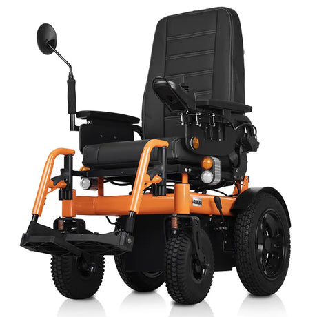 Ángulo de la silla eléctrica mostrando el asiento con acolchado confortable, reposabrazos fijos inyectados y reposapiés plegables para facilitar el acceso dortomedical