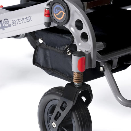 Detalle de ruedas de silla de ruedas eléctrica con sistema de suspensión integral triple para mayor estabilidad y confort dortomedical