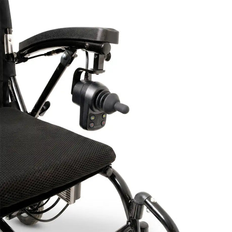 Primer plano del joystick que se esconde bajo el reposabrazos, permitiendo al usuario acercarse totalmente a mesas, escritorios o superficies de trabajo dortomedical
