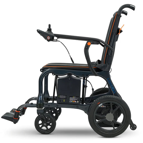 Vista lateral de la silla eléctrica que muestra el joystick extraíble con sistema quick release y los reposabrazos abatibles para transferencias cómodas dortomedical