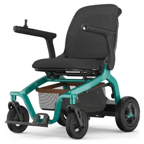 Vista en ángulo de la silla eléctrica mostrando el asiento y respaldo de espuma transpirable con reposabrazos abatibles para facilitar el acceso dortomedical