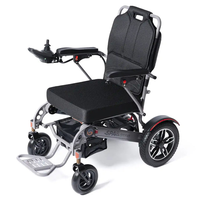 Silla de ruedas eléctrica plegable vista frontal 3/4 con sistema de suspensión integral triple, diseño robusto y estructura compacta dortomedical
