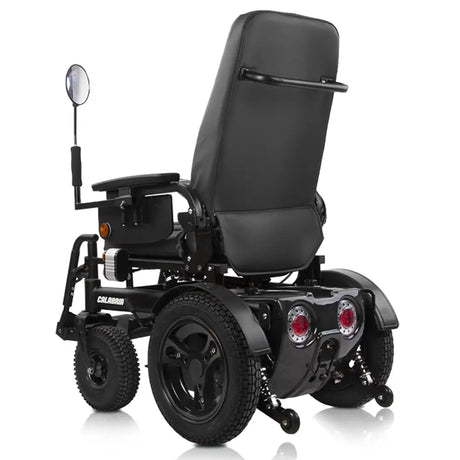 Perspectiva trasera de la silla de ruedas eléctrica destacando las ruedas traseras antivuelco de seguridad y el kit de luces traseras con intermitentes integrados dortomedical