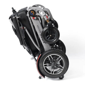 Vista de la silla eléctrica spa rx plegada con ruedas traseras grandes para mejor tracción y estabilidad en exteriores dortomedical