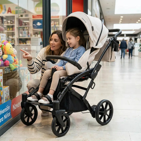 Madre e hija disfrutando de la silla MEWA PRO con kit de transporte para coches adaptados y desplazamientos seguros dortomedical