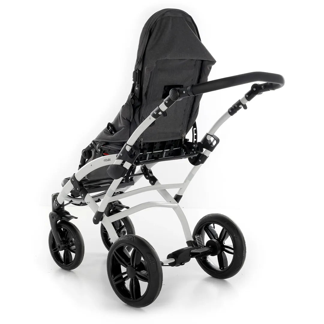 Vista trasera de la silla PCI infantil con respaldo reclinable que favorece una posición de descanso más cómoda y adaptable dortomedical