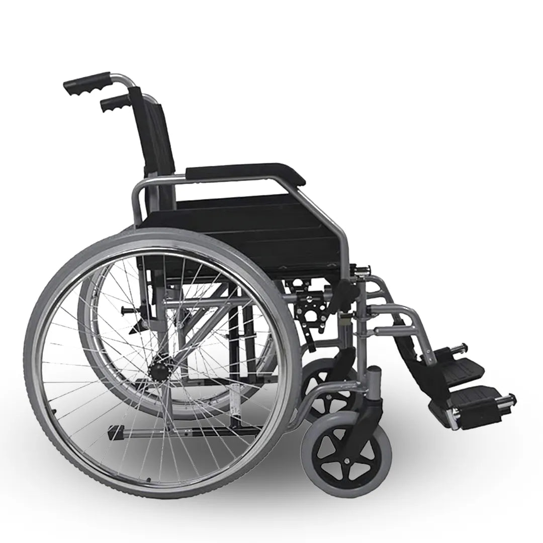 Vista lateral derecho de la Silla de ruedas con ruedas traseras de 600 mm antipinchazos y frenos de seguridad integrados de Dortomedical.
