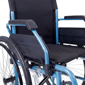 Primer plano del pivote de las ruedas traseras regulable en 3 posiciones, permitiendo ajustar la altura de la silla según las necesidades del usuario dortomedical