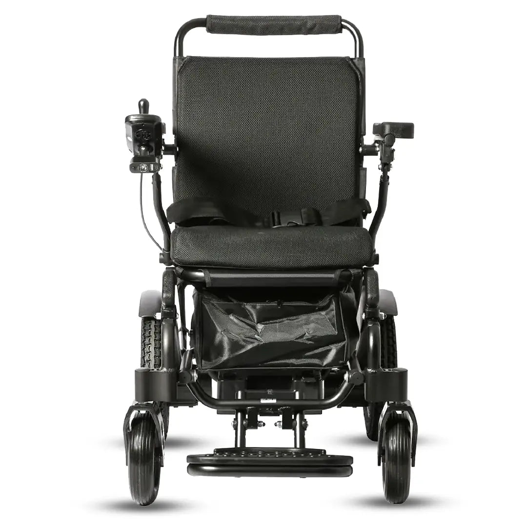 Vista frontal de la silla de ruedas eléctrica para adultos con cinturón para una mayor seguridad durante el trayecto dortomedical