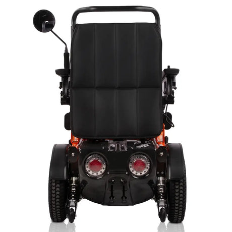 Parte trasera de la silla destacando las ruedas todoterreno de 35 cm de diámetro y el compartimento para 2 baterías de gel de 55 Ah que ofrecen hasta 50 km de autonomía dortomedical