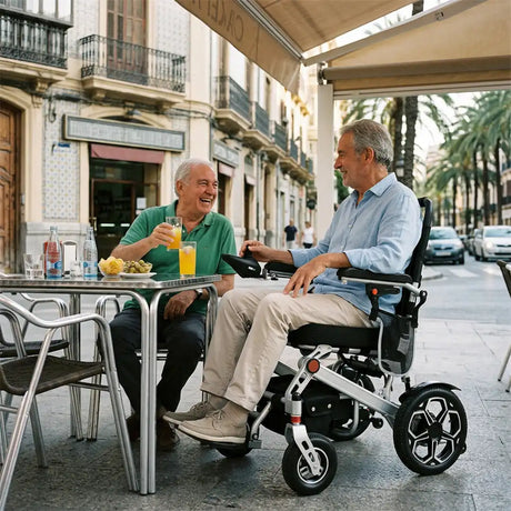 Amigos disfrutando de un refresco en una terraza utilizando la silla de ruedas eléctrica con dos motores de 500W que ofrece un uso potente dortomedical