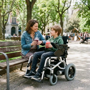 Usuario disfrutando de paseo por el parque en la silla de ruedas eléctrica infantil basculante con joystick que regula la velocidad hasta en 5 niveles para mayor control dortomedical