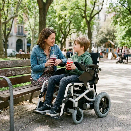 Usuario disfrutando de paseo por el parque en la silla de ruedas eléctrica infantil basculante con joystick que regula la velocidad hasta en 5 niveles para mayor control dortomedical