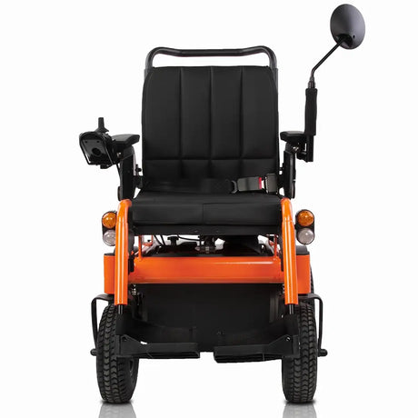 Vista frontal completa de la silla de ruedas con un ancho compacto de 64 cm; incluye kit de luces LED e intermitentes integrados para una conducción segura dortomedical