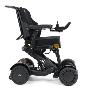 Vista lateral de la silla de ruedas eléctrica plegable M4PRO con sistema de basculación eléctrica para mejorar el confort y aliviar la presión corporal dortomedical