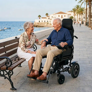 Usuario disfrutando de la silla de ruedas eléctrica reclinable que permite ajustar los reposapiés de manera individual dortomedical