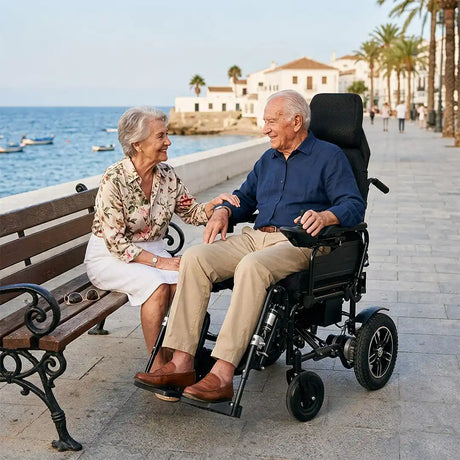 Usuario disfrutando de la silla de ruedas eléctrica reclinable que permite ajustar los reposapiés de manera individual dortomedical