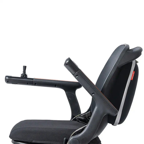 Vista de detalle del reposabrazos abatido hacia atrás, demostrando lo sencillo que resulta realizar transferencias laterales desde la silla a la cama, coche o un asiento dortomedical