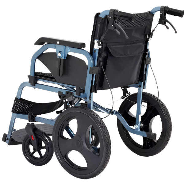 Vista trasera de silla de ruedas con doble sistema de freno (manual y en empuñaduras) y cinturón de seguridad de serie incluido dortomedical