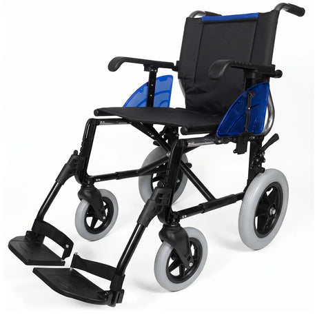 Vista frontal de la silla de ruedas ligera Forta Line con diseño ergonómico para mayor comodidad dortomedical