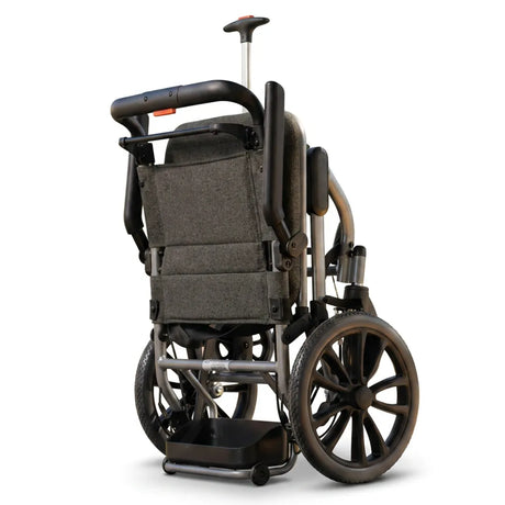 Vista plegada de la silla de ruedas ligera de traslado con estructura plegable y medidas compactas dortomedical