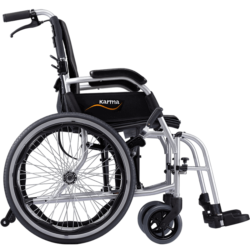 Vista lateral de la silla de ruedas con manetas de freno para el acompañante en la silla Karma Ergo Lite 2 para mayor seguridad dortomedical