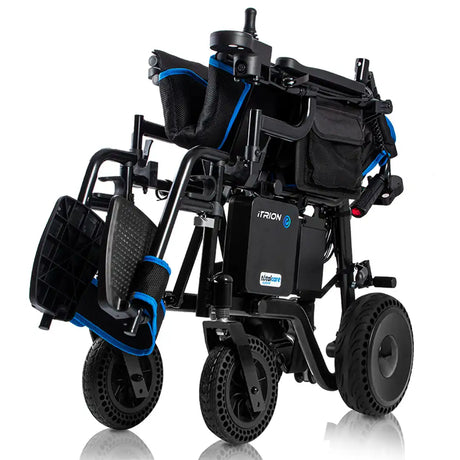 Silla de ruedas plegada en paralelo con respaldo partido, optimizando el espacio para su transporte en maleteros pequeños dortomedical