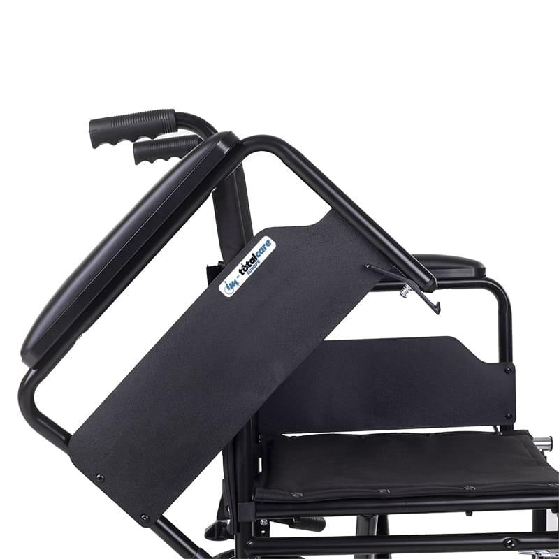 Detalle del reposabrazos abatible de la silla de traslado, diseñado para facilitar la transferencia lateral del paciente de forma segura dortomedical