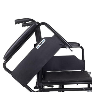 Detalle del reposabrazos abatible de la silla de traslado, diseñado para facilitar la transferencia lateral del paciente de forma segura dortomedical