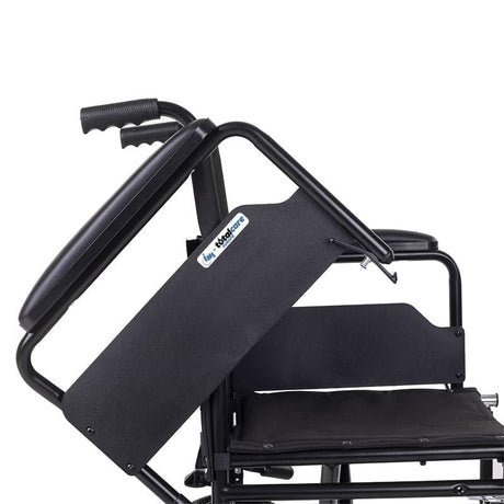 Detalle del reposabrazos abatible de la silla de traslado, diseñado para facilitar la transferencia lateral del paciente de forma segura dortomedical