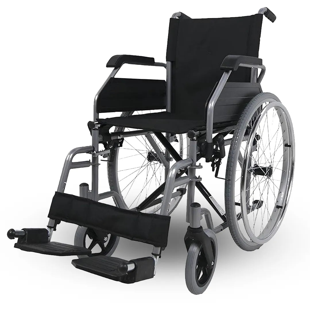 Silla de ruedas con reposapiés abatibles, desmontables y regulables en altura para mayor confort de Dortomedical.