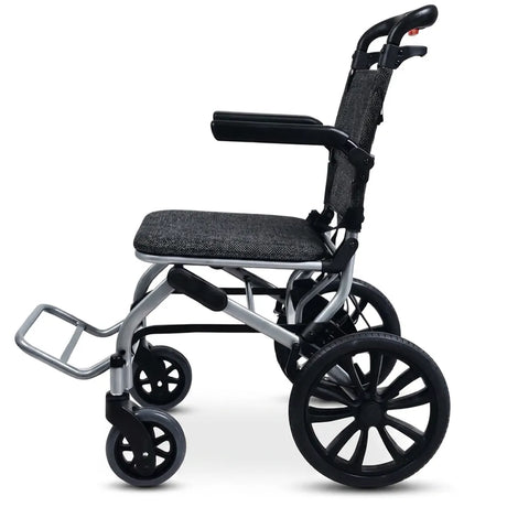 Vista lateral de la silla de ruedas de traslado plegable y ligera con formato compacto para un fácil transporte dortomedical