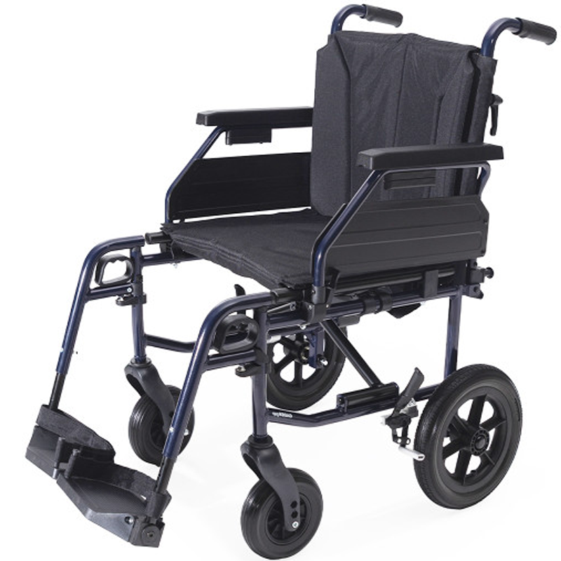 Silla de traslado con puños para acompañante regulables en altura, garantizando una posición correcta y cómoda durante el empuje dortomedical