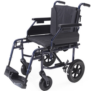 Silla de traslado con puños para acompañante regulables en altura, garantizando una posición correcta y cómoda durante el empuje dortomedical