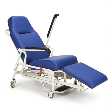 Sillón clínico con tapicería de polipiel y acolchado de espuma inyectada de alta densidad para mayor comodidad del paciente dortomedical