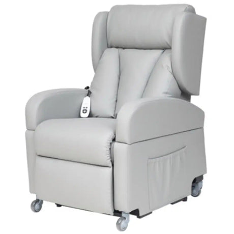 Vista frontal del sillón con el reposabrazos extraído y apoyado en el suelo, mostrando cómo se libera el lateral para realizar transferencias cómodas a sillas de ruedas o camas dortomedical