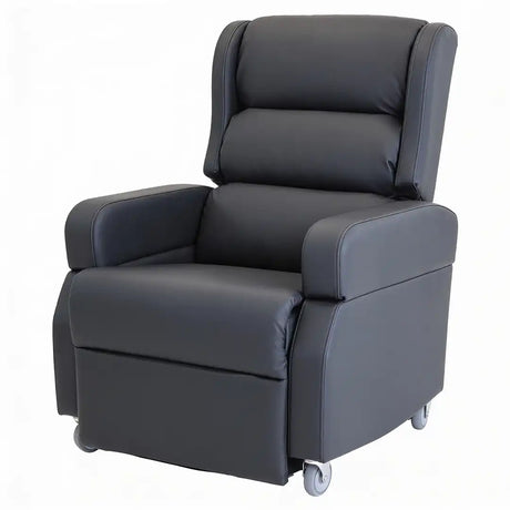 Sillón asistencial con tapicería de PVC hidrófugo en ángulo 3/4, combinando diseño moderno con resistencia para un uso intensivo dortomedical