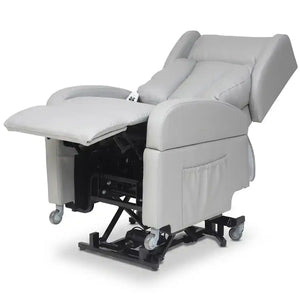 Sillón sanitario en posición reclinada con reposapiés extendido de forma simultánea, diseñado para ofrecer una postura de descanso óptima y aliviar la presión dortomedical