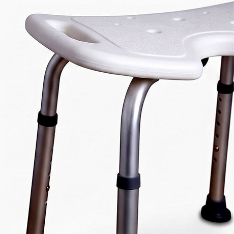 Plano detalle del taburete de ducha fabricado con material resistente hasta 136 kg de usuario dortomedical