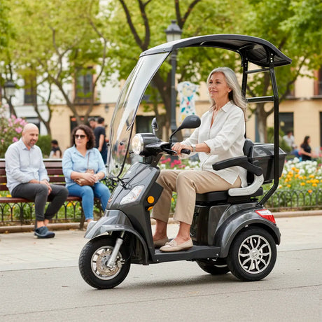 Persona mayor conduciendo scooter eléctrico con techo en exterior, demostrando comodidad y protección climática dortomedical